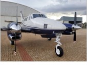 KING AIR C90A 1994

HORAS TOTAIS DA AERONAVE; 3.947.7
HORAS DISPONÍVEIS NAS DUAS TURBINAS: 3.200 (FEITO O OVERHAUL NA PRATT WHITNEY)

TURBINAS PT6A-21

HÉLICES MCCAULEY
HORAS TOTAIS: 789.0
TBO 3.600

INTERIOR EM COURO NOVO
PINTURA NOVA
TANKS NOVOS
AERONAVE PRONTA PRA VOAR

PAINEL:
G600/PFD INTEGRATED DISPLAY SYSTEM
GARMIN GTN 750 GPS/NAV/COM
GARMIN 650 GPS/NAV/COM
GMA350 AUDIO PAINEL
STANDBY ALTITUDE MODULE(MID CONTINENTAL)
GWX70 WEATHER RADAR
ALTITUDE SELECTOR/ALERTER
AIR DATA COMPUTER - KDC-281 TRUE

TODOS LOGS BOOKS

AERONAVE EXCELENTE!!!
